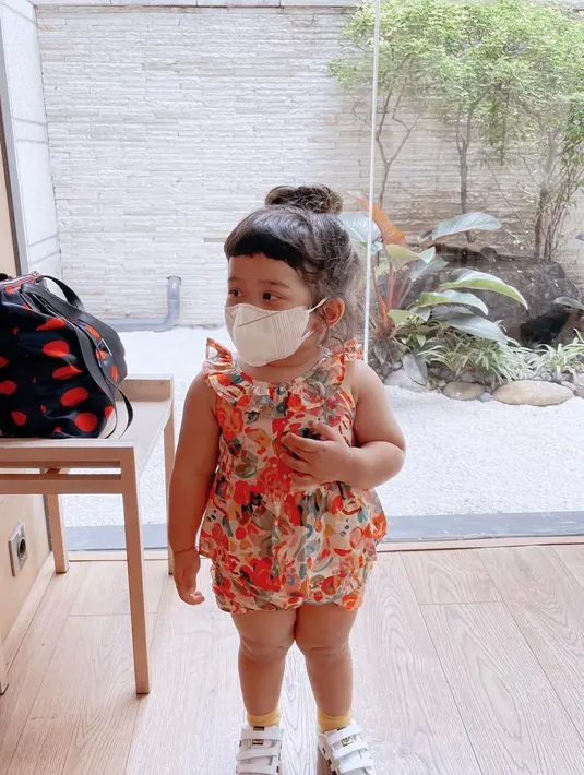 <p>One set abstrak dengan detail ruffle pada lengan akan membuat anakmu terlihat manis dan menggemaskan.&nbsp;(instagram/gyaps)</p>