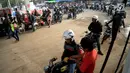Pemudik sepeda motor mengantre BBM di SPBU Tulungangung, Indramayu, Jabar, Jumat (23/6). Tingginya volume kendaraan pemudik yang masuk membuat antrian menjadi panjang. (Liputan6.com/Johan Tallo)