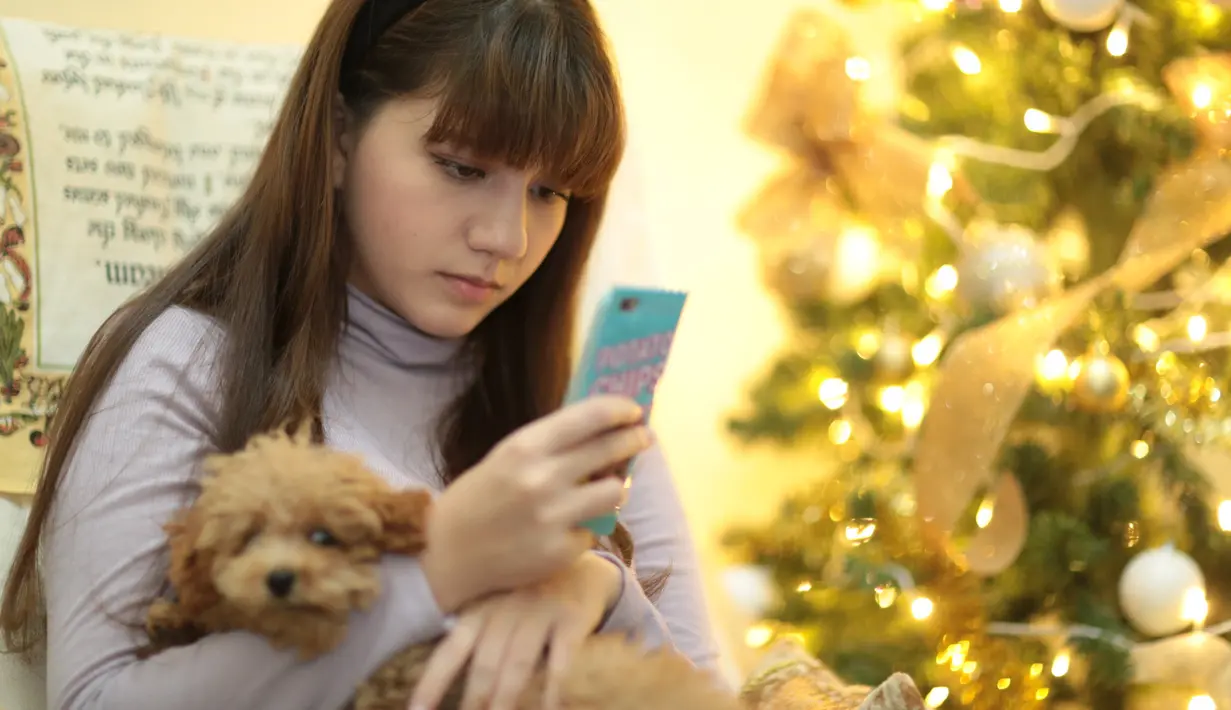 Saat Bintang.com menemui di kediamannya terlihat pohon Natal berukuran cukup besar berada di ruang tamu. Dan di sampingnya, ada replika pohon cemara. (Adrian Putra/Bintang.com)