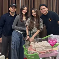 Riasan Minimalis Aaliyah Massaid saat Jenguk Mahalini Pasca Melahirkan. [@aaliyah.massaid]