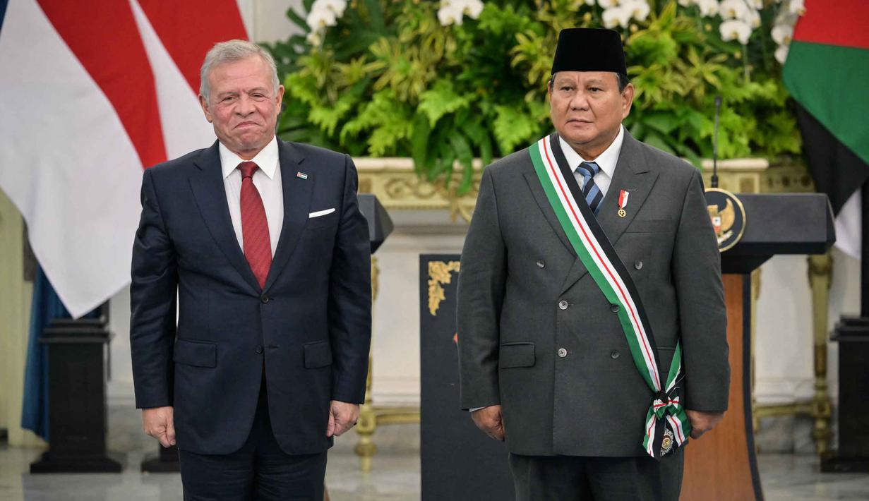 Penganugerahan ini melambangkan penguatan hubungan bilateral dan apresiasi atas kerja sama yang terjalin, termasuk di masa lalu seperti kerja sama militer antara Prabowo dan Yordania. Tampak dalam foto, Presiden Republik Indonesia Prabowo Subianto (kanan) berpose bersama Raja Yordania Abdullah II usai menerima penghargaan Bejeweled Grand Cordon of Al-Nahda (Ordo Kebangkitan Yordania) di Istana Kepresidenan, Jakarta, Jumat 14 November 2025. (BAY ISMOYO/AFP)