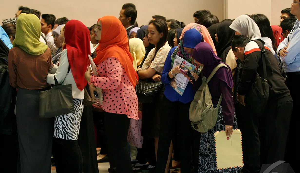 Antusias calon pencari kerja saat menghadiri Jakarta Spectacular Job Fair Istora Senayan, Jakarta, Selasa (6/1/2015). (Liputan6.com/Faizal Fanani)