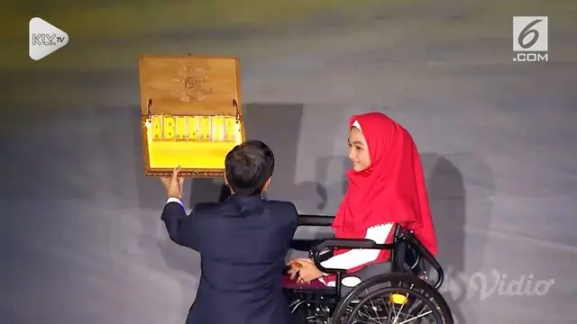 Penyandang disabilitas Bulan Kurnia turut meramaikan pembukaan Asian Para Games 2018 di Stadion Gelora Bung Karno Senayan Jakarta. Bulan pun memiliki pesan khusus yang diberikan langsung pada Presiden Jokowi.