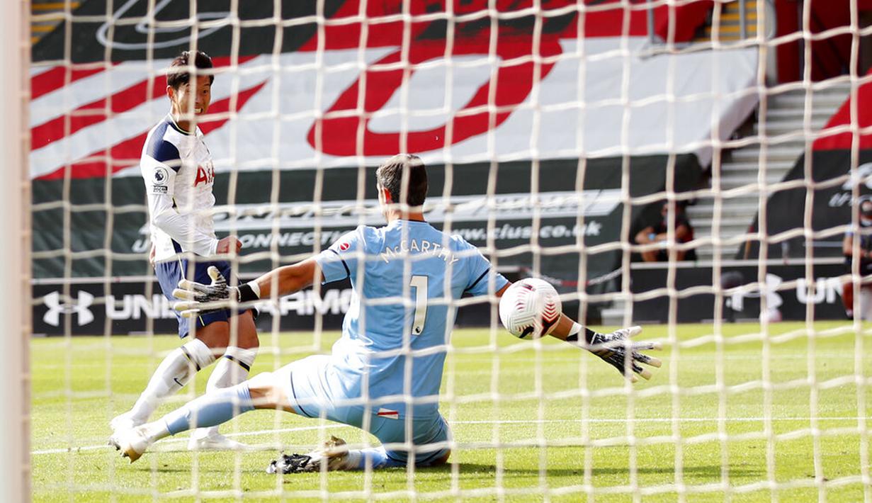 Pemain Tottenham Hotspur Son Heung-min (kiri) mencetak gol ke gawang Southampton pada pertandingan Liga Premier Inggris di Stadion St. Mary, Southampton, Inggris, Minggu (20/9/2020). Tottenham menekuk Southampton 5-2, Son Heung-min menyumbang empat gol. (Andrew Boyers/Pool via AP)