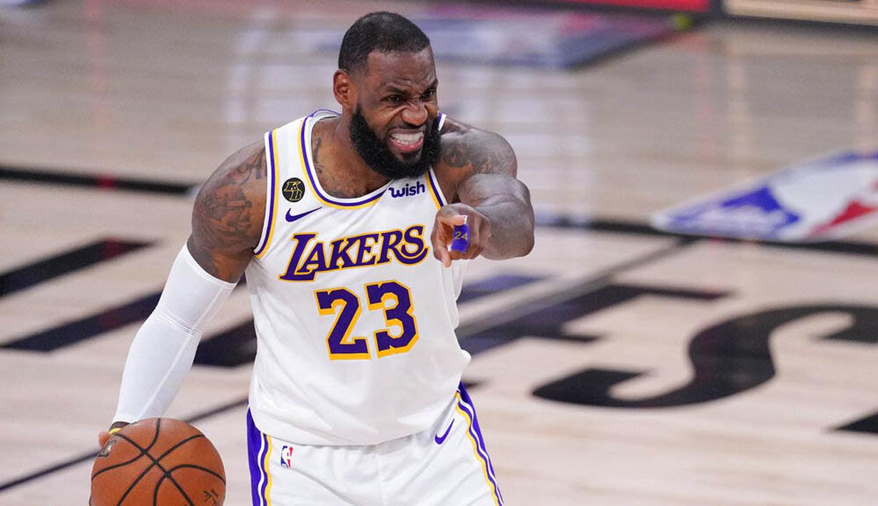 Pebasket Los Angeles Lakers, LeBron James, melakukan selebrasi saat melawan Houston Rockets pada gim kelima semifinal wilayah barat, Minggu (13/9/2020). Lakers menang dengan skor 119-96. (AP Photo/Mark J. Terrill)