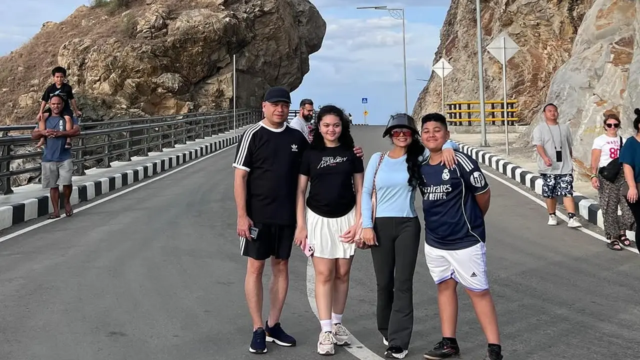 Gaya Liburan Kris Dayanti di Timor Leste, Tampilkan Kekompakan Keluarga/Instagram @krisdayantilemos