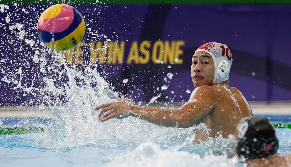 Pemain Indonesia Ridjkie Mulia (kanan) mengejar bola saat melawan Malaysia pada pertandingan polo air putra SEA Games 2019 di New Clark City, Tarlac, Filipina, Jumat (29/11/2019). Indonesia meraih medali emas setelah memuncaki klasemen dengan raihan 7 poin. (AP Photo/Aaron Favila)