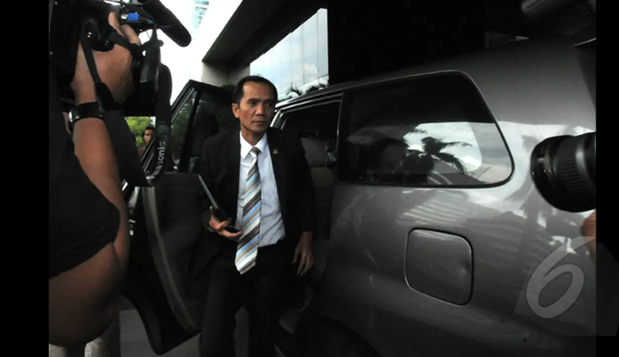 Komisioner Komnas HAM, Nur kholis, saat tiba di Gedung KPK, Jakarta, Selasa (27/1/2015) Kedatangannya untuk meminta keterangan, melengkapi penyelidikan berkaitan dengan dugaan kriminalisiasi terhadap pimpinan KPK oleh Polri. (Liputan6.com/Herman Zakharia)