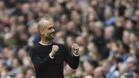 Ekspresi pelatih Manchester City, Pep Guardiola setelah timnya mecetak gol ke gawang Swansea City pada lanjutan Premier League di Etihad Stadium, Manchester, (22/4/2018). Manchester City menang 5-1. (AFP/Paul Ellis)