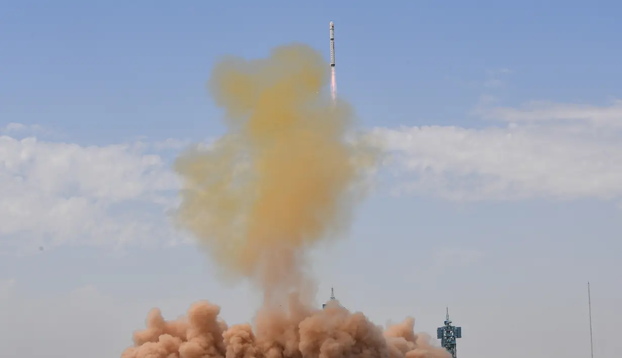 Roket pengangkut Long March-2D yang membawa satelit Gaofen-9 04 diluncurkan dari Pusat Peluncuran Satelit Jiuquan, China, Kamis (6/8/2020). China berhasil meluncurkan satelit penginderaan jauh optik baru dari Pusat Peluncuran Satelit Jiuquan pada pukul 12.01 waktu Beijing. (Xinhua/Wang Jiangbo)