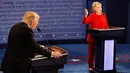  Capres dari Partai Republik,Donald Trump (kiri) saat debat Capres dari Partai Demokrat, Hillary Clinton (kanan) pada debat pertama pemilu Amerika Serikat di Hofstra University, Hempstead, New York, Senin (26/09). (AP Photo/David Goldman)