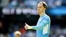 Jack Grealish - Mantan gelandang Aston Villa ini tampil menawan bersama tim barunya Manchester City. Pemain yang memiliki kecepatan dan piawai membangun serangan hingga menusuk pertahanan lawan itu memiliki nilai mencapai 100 juta euro. (AFP/Oli Scarff)
