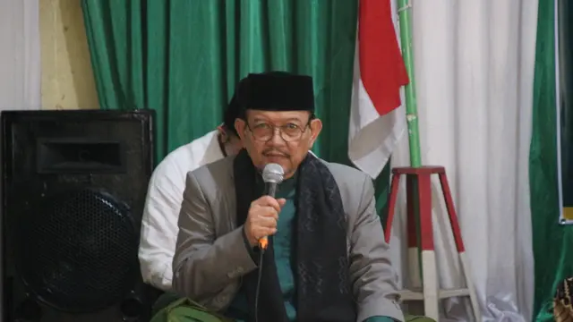 Pengasuh Pondok Pesantren (ponpes) Assa'adah Limbangan Garut KH. Rd. Amin Muhyiddin Maulani, dalam 'Halaqoh fikih Peradaban, Fikih Siyasah NU dan Negara Bangsa,' di Aula Ponpes Assa'adah. (Liputan6.com/Jayadi Supriadin)