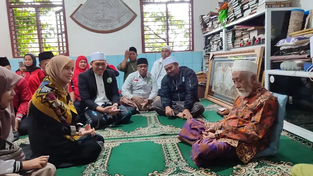 Istri Ganjar Pranowo, Siti Atikoh menemui pimpinan Pondok Pesantren Roudotul Ulum, Cidahu, Pandeglang, Banten KH Ahmad Muhtadi Dimyati atau Abuya Muhtadi, Selasa (6/2/2024).