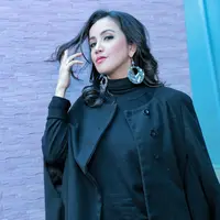 Akhirnya setelah berunding, Andy Soraya dilepaskan oleh debt collector dan siap mendatangi leasing. Mantan istri Rudy Sutopo itu lantas membayar tunggakan cicilan sekitar 1,3 miliar untuk dua mobil. (Adrian Putra/Bintang.com)