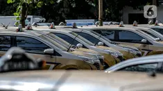 Ratusan mobil taksi terlihat mangkrak di kawasan Kranggan, Jati Sampurna, Bekasi, Jawa Barat, Jumat (18/9/2020). Masa pandemi COVID-19 membuat sejumlah perusahaan transportrasi umum mengurangi jam operasional guna menekan biaya perawatan. (Liputan6.com/Faizal Fanani)