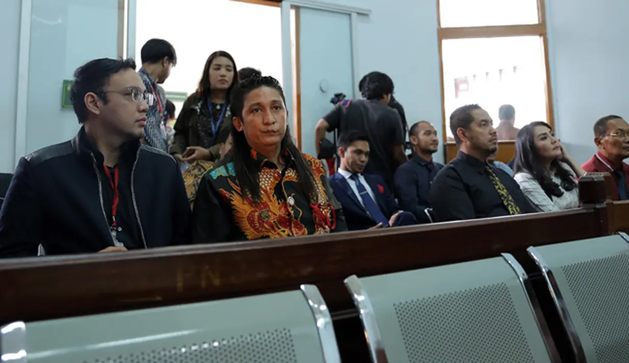 Selain meminta hak asuh, Sandy juga minta Tessa untuk segera menjual rumah yang ditinggali bersama buah hatinya. Dan hasilnya dibagi sesuai dengan putusan pengadilan. (Deki Prayoga/Bintang.com)