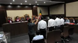 Para saksi diambil sumpah saat mengikuti sidang lanjutan dengan terdakwa Jero Wacik di Pengadilan Tipikor, Jakarta, Senin (16/11/2015). Pemred Indopos, Mohammad Noer Sadono alias Don Kardono mangkir dalam sidang tersebut. (Liputan6.com/Helmi Afandi)