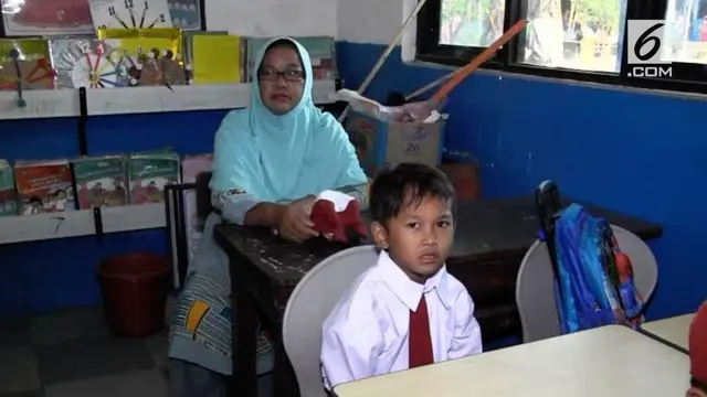 Ratusan para orang tua, baik para  ibu dan bapak-bapak, pagi hari ini, 16 juli 2018, mengantarkan anak-anaknya masuk belajar kelas 1 di SD Negeri 47 Palembang.