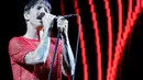 Vokalis Red Hot Chili Peppers, Anthony Kiedis menyanyikan sebuah lagi di atas panggung di Allegiant Stadium di Las Vegas, Nevada (6/8/2022). Red Hot Chilis Peppers membawakan lagu seperti Give It Away, Californication. (Ethan Miller/Getty Images/AFP)