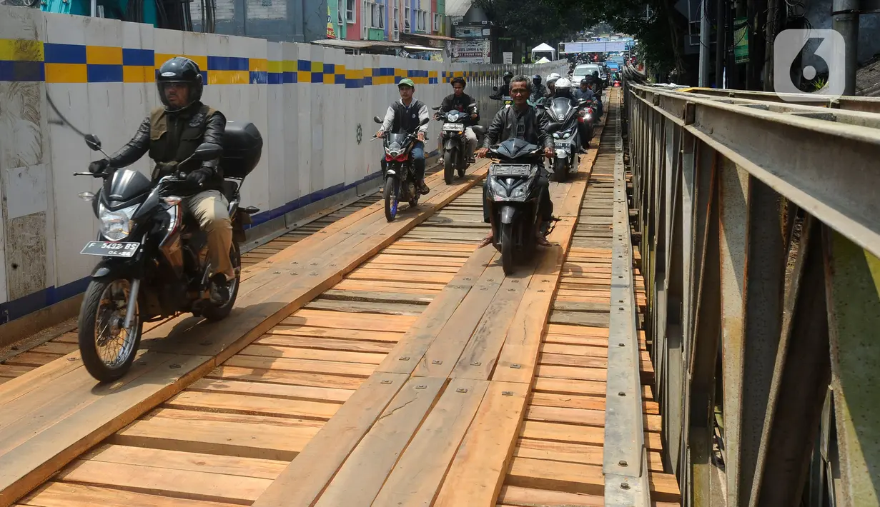 Pengendara motor melintas di jembatan darurat atau bailey Cikereteg di Jalan Raya Bogor-Sukabumi, Bogor, Jawa Barat, Senin (13/3/2023). Mulai Senin, (13/3/2023) jalur tersebut kembali dibuka hanya untuk kendaraan kecil dengan sistem buka tutup. (merdeka.com/Arie Basuki)