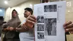 Pengacara menunjukkan meme Amien Rais yang diunggah di akun Facebook Syakieb Sungkar di Gedung Bareskrim Polri Jakarta, Selasa (26/6). Akun itu dilaporkan diduga mengunggah konten berbau penghinaan. (Liputan6.com/Fery Pradolo)
