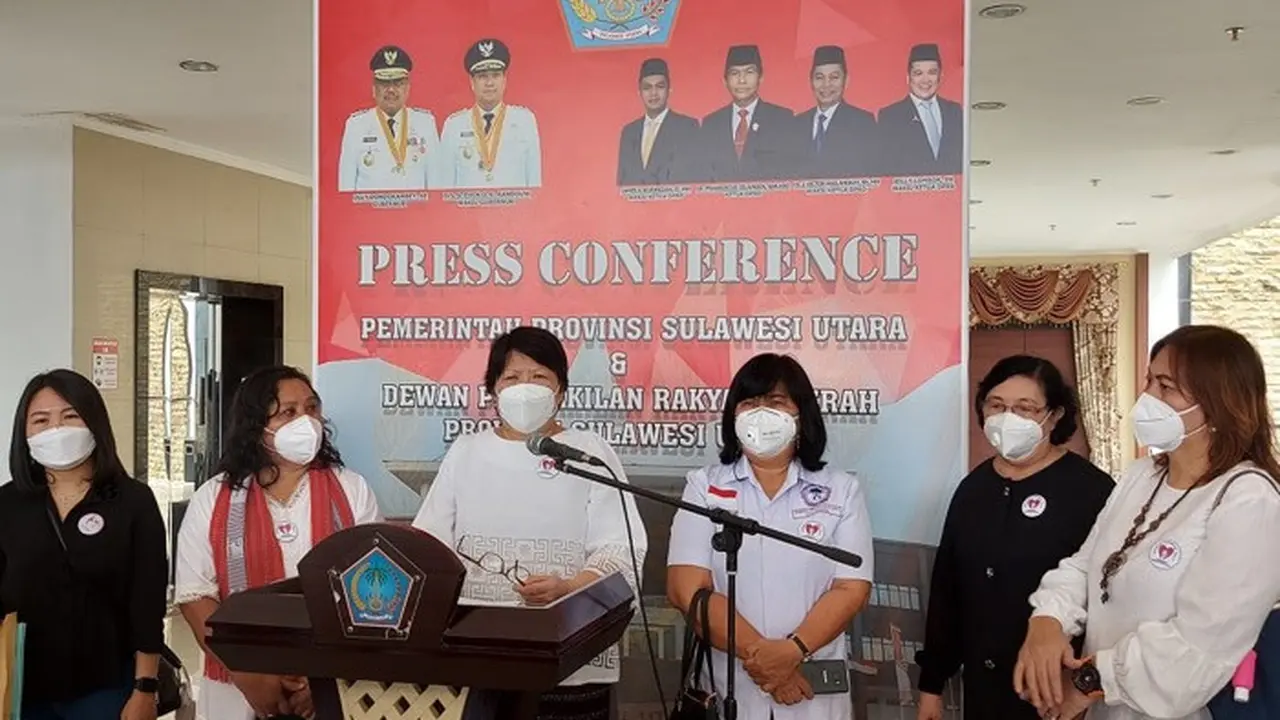 Juru Bicara GPS Pendeta Ruth Kesia Wangkai didampingi Jull Takaliuang Vivi George, dan Joice Worotikan. membacakan tuntutan mereka di kantor DPRD Provinsi Sulut.