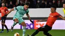 Aksi Aubameyang pada leg 1, babak 16 besar Liga Europa yang berlangsung di Stadion Roazhon Park, Rennes, Jumat (8/3). Arsenal kalah 1-3 kontra Rennes. (AFP/Damien Meyer)