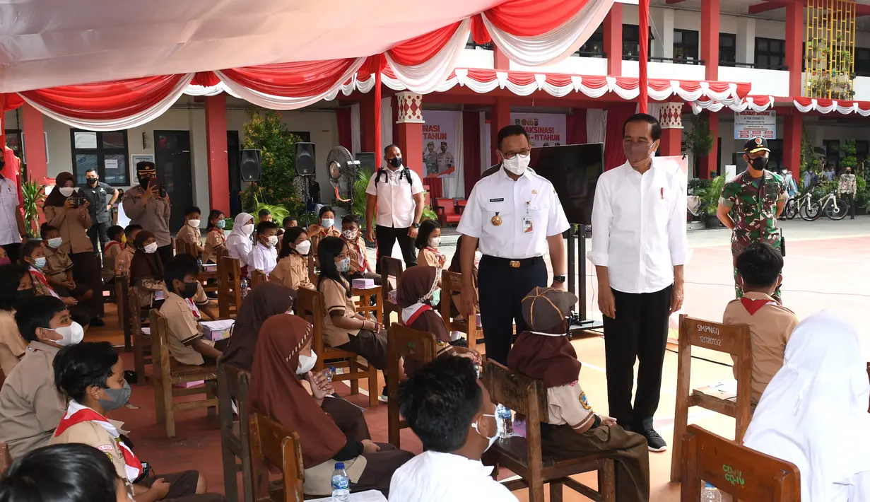Presiden Joko Widodo meninjau langsung vaksinasi Covid-19 bagi anak-anak usia 6-11 tahun yang digelar di Kompleks SDN Cideng, Gambir, Jakarta, Rabu (15/12/2021). Dengan vaksinasi ini, Presiden berharap anak-anak bisa terlindungi dari penyebaran Covid-19. (Foto: Lukas-Biro Pers Sekretariat Presiden)
