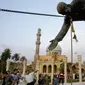 Pria Penghancur Patung Saddam Hussein: Aku Menyesal...  (Reuters)