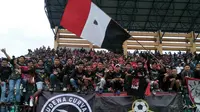 Aksi Semeton Basudewa saat mendukung Bali United di Liga 1. (Bola.com/Nandang Permana)