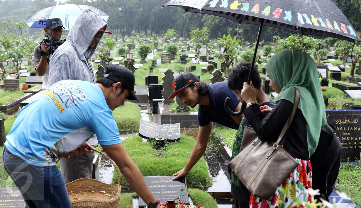 Selesai Produksi Film, Pemain Warkop DKI Reborn Ziarah ke ...