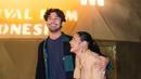 Tampil berdua menghadiri acara Festival Film, Prilly tampil anggun dengan organza top bernuansa keemasan, yang dipadu dengan mini skirt dari bahan beludru emas. Sedangkan Reza tampil dalam padu padan yang lebih edgy bernuansa biru kehijauan. Foto: Instagram.