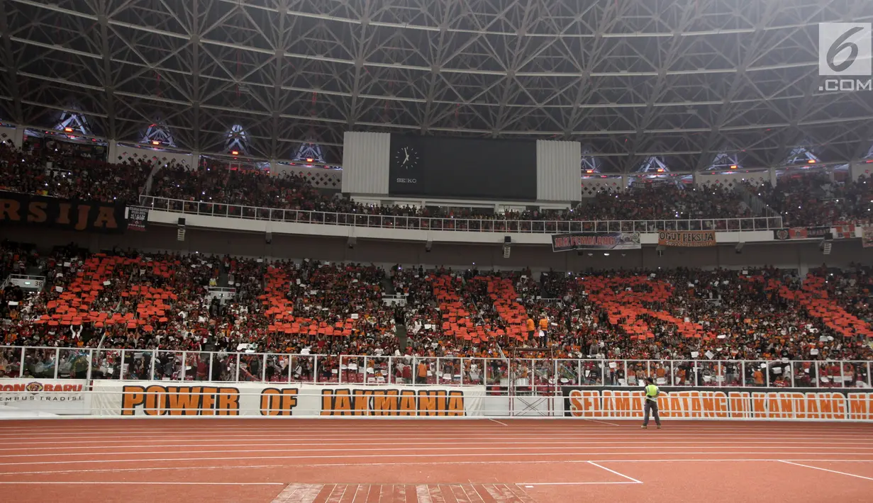 Ribuan suporter Persija Jakarta, The Jakmania membentuk formasi Glory pada laga final Piala Presiden 2018 antara Persija Jakarta melawan Bali United di Stadion Utama GBK, Senayan, Jakarta, Sabtu (17/2). (Liputan6.com/Arya Manggala)