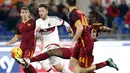 Pemain AS Roma, Antonio Rudiger (kanan) saat mengontrol bola dari kejaran pemain AC Milan pada lanjutan Liga Italia Serie A di Stadion Olympico, Roma, Minggu (10/1/2016) dini hari WIB.    (REUTERS/Giampiero Sposito)