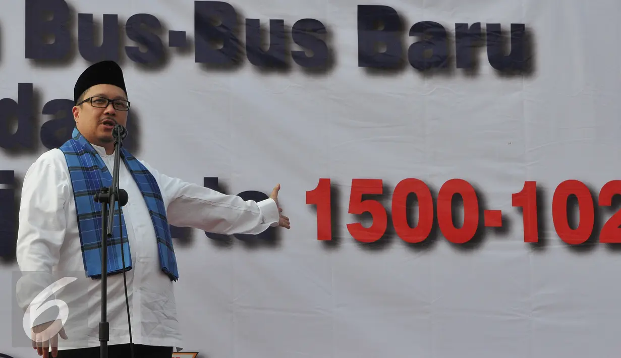 Direktur Utama PT TransJakarta, Antonius Kosasih, menunjukan no hotline Transjakarta saat peresmian bus-bus baru dan hotline Transjakarta di monas, Jakarta, senin (22/6/2015). (Liputan6.com/Herman Zakharia)