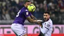 Pemain Fiorentina Riccardo Saponara (kiri) berebut bola udara dengan pemain Torino Antonio Sanabria pada pertandingan sepak bola perempat final Coppa Italia di Stadion Artemio Franchi, Florence, Italia, 1 Februari 2023. Fiorentina mengalahkan Torino dengan skor 2-1 dan berhasil melaju ke babak semifinal Coppa Italia. (Massimo Paolone/LaPresse via AP)