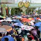 Ribuan warga rela menunggu kadatangan Sultan Hassanal Bolkiah dan Ratu Saleha Brunei pada prosesi Golden Jubilee di Bandar Seri Begawan (5/10). Perayaan tersebut menandai 50 tahun bertahta. (AFP PHOTO / Roslan Rahman)