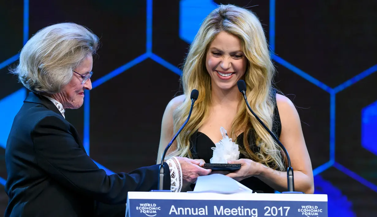 Shakira saat menerima trofi Crystal Award pada Forum Ekonomi Dunia (WEF) di Davos, Swiss (16/1). Shakira mendesak dunia dan pemimpin bisnis untuk mendukung memberikan bantuan kepada anak-anak kurang mampu. (AFP Photo/Fabrice Coffrini)
