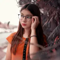 ilustrasi perempuan kacamata/Photo by Krishh on Unsplash