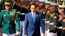 Presiden Joko Widodo (Jokowi) tiba di Istana Malacanang di Manila, Filipina, Jumat (28/4). Kedatangan Jokowi disambut langsung oleh Presiden Filipina Rodrigo Duterte. (AP Photo / Bullit Marquez)
