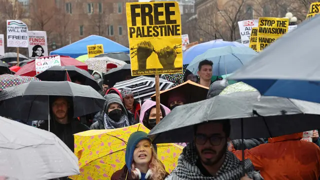Di Tengah Hujan Salju, Massa Berunjuk Rasa Desak Israel Hentikan Serangan ke Gaza