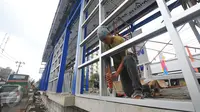 Proyek pembangunan jalan layang bus Transjakarta koridor XIII Ciledug - Tendean terpaksa molor, Jakarta, Senin (26/12). Proyek pembangunan akan dilanjutkan Januari 2017 mendatang. (Liputan6.com/Angga Yuniar)