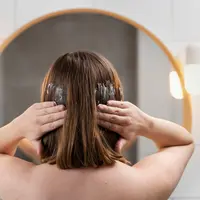 Rasakan banyak manfaat masker rambut dan temukan cara alami membuatnya di rumah. (Sumber: Freepik).