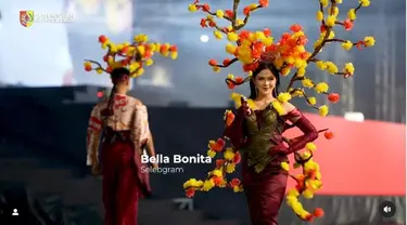 Penampilan Bella Bonita ini merupakan yang pertama kalinya runway di karnaval tersebar, Jember Fashion Carnaval 2024. Pada momen tersebut, istri Denny Caknan itu mengenakan kostum yang megah dan meriah. Ia tampil heboh kenakan busana dengan bunga-bunga mengelilingi tubuhnya. (Liputan6.com/IG/@dinas_kominfo_kab_jember)