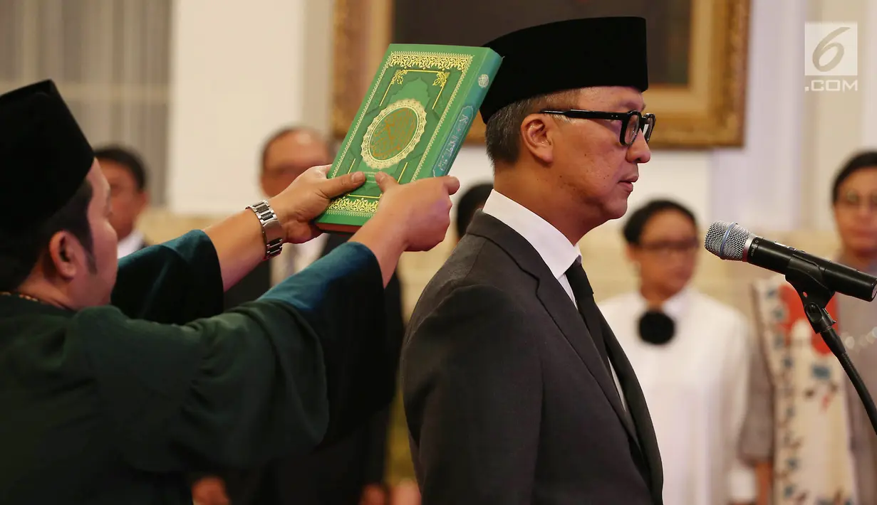 Agus Gumiwang Kartasasmita saat disumpah pada upacara pelantikan Menteri Sosial oleh Presiden Joko Widodo di Istana Negara, Jakarta, Jumat (24/8). (Liputan6/Pool/Gar)