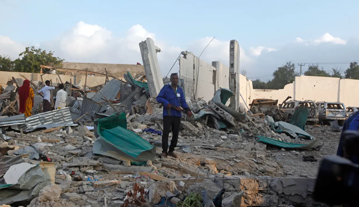 Tentara berjaga di sekitar bangunan yang hancur menyusul serangan bom mobil kembar di Ibu Kota Mogadishu, Somalia, Sabtu (24/2). Ledakan pertama terjadi di Hotel Dorbin dekat Markas Dinas Intelijen Somalia. (AP Photo/Farah Abdi Warsameh)