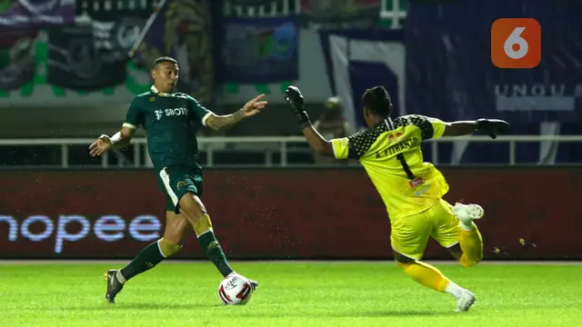 Alex Goncalves Saat Kelabui Kiper Persita
