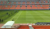 Penampakan Rumput Lapangan Jakarta International Stadium (JIS), Jakarta Utara. (Liputan6.com/Winda Nelfira)
