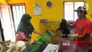 Sang pemilik rumah, Dita Agusta bersama suami dan ketiga anaknya, sudah lebih dari lima tahun hidup berdampingan bersama kucing-kucing lokal yang dibuang oleh pemiliknya atau dipungut dari jalanan. (merdeka.com/Arie Basuki)